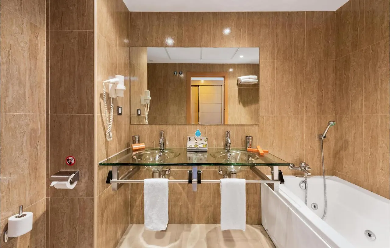 Stunning Apartment In Estepona With Wifi